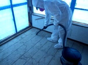 アスベスト清掃作業の様子がわかる画像