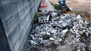 付帯物であるブロック塀を撤去する様子がわかる画像