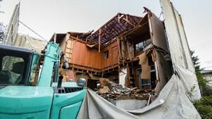 重機で解体する様子