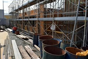 足場を設置している様子の画像