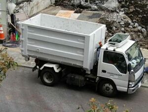 廃材を処分する様子がわかる画像