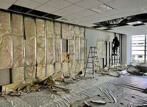 オフィスビルの内装解体の様子がわかる画像