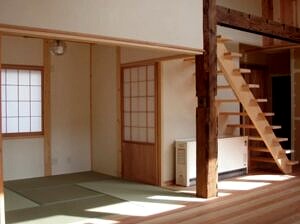 古民家風家屋で使用された再利用済みの梁の画像